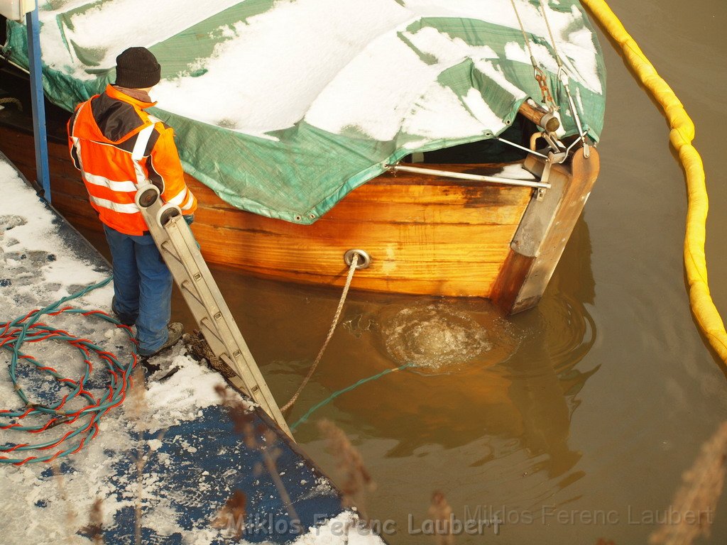 Einsatz BF Koeln Treibstoff auffangen Koeln Rheinauhafen P116.JPG